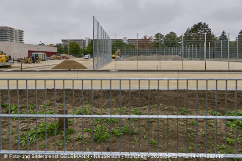 Campus Karl-Marx-Ring_Sportplatz_an_der_neuen_Grundschule_in_Neupelrach_P1292115.jpg